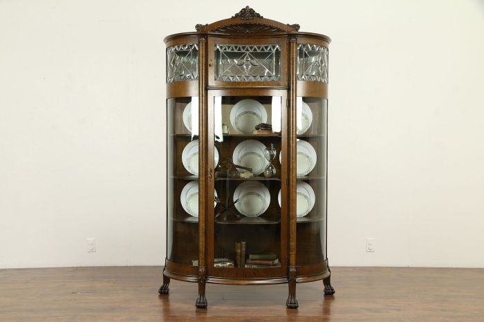 Lot - Pulaski Furniture Illuminated Curved Curio Cabinet Ergonomic curio cabinet furniture with curved glass